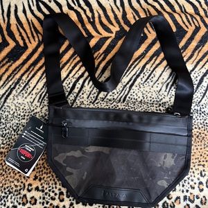 Alpacagear Atom X Sling bag & Alpacagear crossbody camera bag